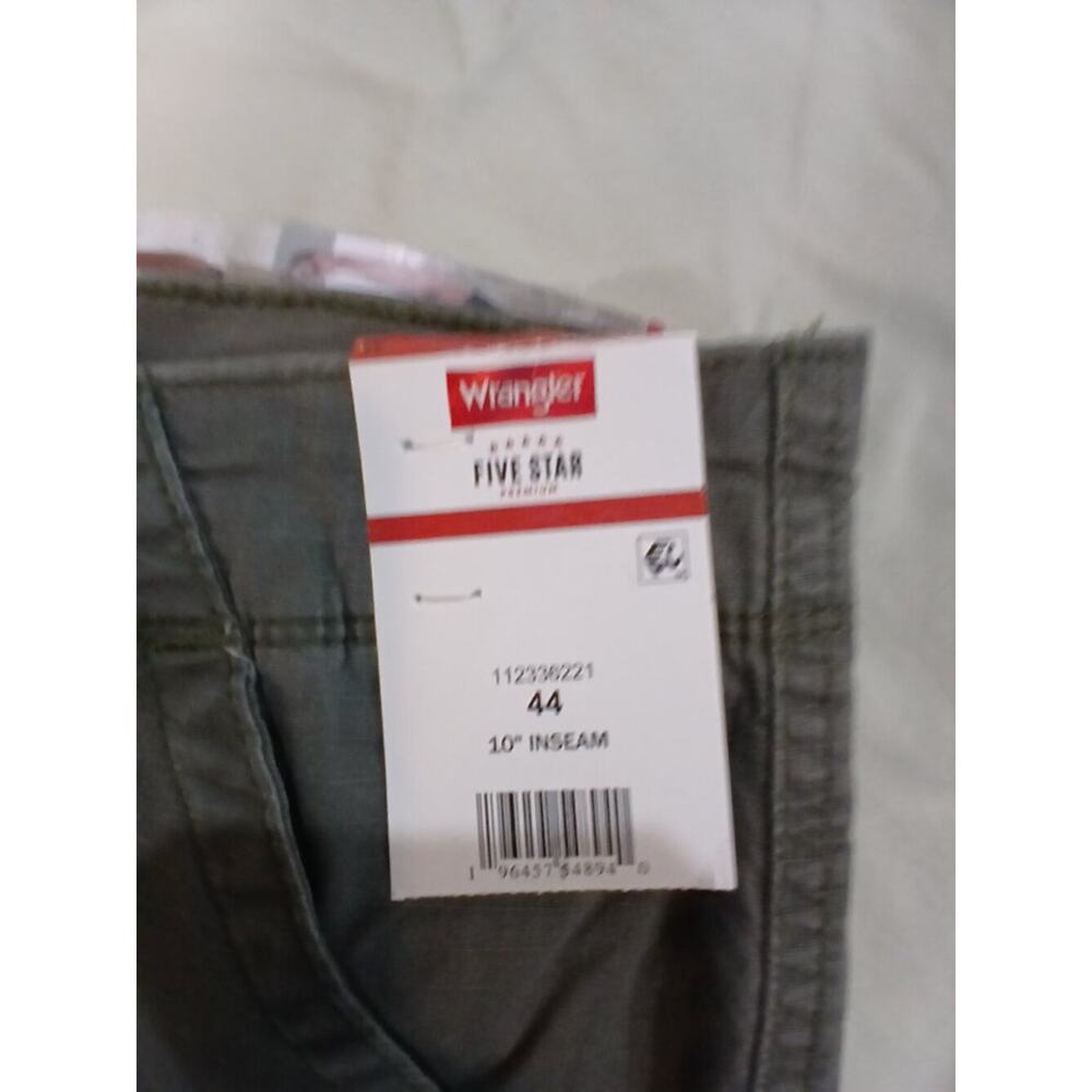 Wrangler Cargo Shorts Men's 44 Olive Relaxed fit Flex comfort NWT - Picture 2 of 14